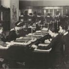 Mesa de información en la central de Hortaleza de Madrid, en 1927.