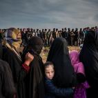 Un grupo de civiles hacen fila para recibir ayuda alimentaria despu&eacute;s de una batalla al Oeste de Mosul, Irak.