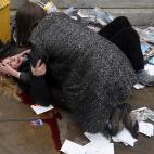 Un transe&uacute;nte consuela a una mujer herida despu&eacute;s de que el terrorista Khalid Masood atropellara a varias personas frente al Parlamento de Londres.