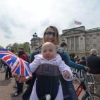 En Buckingham, los bebés posan con la bandera nacional. 