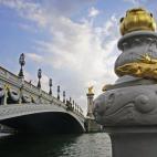 Es el puente más largo y emblemático de todo París. Ubicado en uno de los lugares más míticos de la capital francesa,, conectando la explanada de Los Inválidos con el Grand Palais y el Petit Palais. Flanqueado por cuatro grandes columnatas...