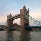 Sus dos torres son de estilo neogótico y sirven para elevar el puente más de mil veces al año y dejar pasar los barcos que navegan por el Támesis. Al este de la ciudad se eleva este puente que une la Torre de Londres y el barrio de Southwark...