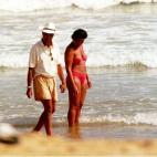 El periodista Jesús Hermida y su mujer Begoña Fernandez en la playa durante su luna de miel en Portugal.
