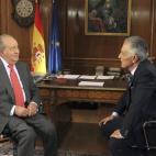 Imagen de la Casa Real que muestra a don Juan Carlos siendo entrevistado por el veterano periodista Jesús Hermida, con motivo del 75 aniversario del Monarca.