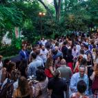 Los invitados, disfrutando de los jardines de la Real Fábrica de Tapices de Madrid, donde se celebró la fiesta