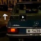 Si te fijas bien, el coche del fondo es un coche como los que vemos hoy en la calle. Es un mini actual en un episodio ambientado en 1979. Viaje al pasado.