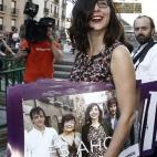 La candidata de Podemos a la presidencia del Gobierno de Navarra, Laura Pérez, durante la tradicional pega de carteles en el Paseo Sarasate de Pamplona.