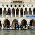 Casi metro y medio de agua que ha sumergido a más de la mitad de Venecia. El fenómeno del 'agua alta', la subida de las mareas, alcanzó esta madrugada los 143 centímetros, uno de los más altos en los dos últimos años.