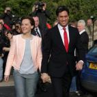 Ed Miliband, candidato laborista, acude a votar junto a su esposa