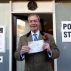 Nigel Farage, líder del UKIP, acude a votar