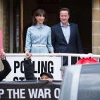 El primer ministro, David Cameron, acude a votar junto a su mujer