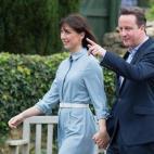 El primer ministro, David Cameron, acude a votar junto a su mujer