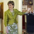 La líder del partido nacional escocés vota