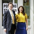 Nick Clegg, líder del Partido Liberal Demócrata, se diroge a votar junto a su esposa, la española Miriam González