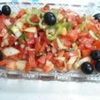Con pimiento rojo, verde, cebolla, tomates y aceitunas negras. &Eacute;sta es la receta que debes seguir si quieres prepararlo.
