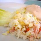 S&oacute;lo lleva arroz blanco, huevos duros, palitos de surimi, salsa rosa y lechuga para decorar. Puedes ver aqu&iacute; la receta.