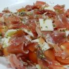 Sólo se necesitan tomates cherry, queso parmesano, jamón serrano, orégano y aceite de oliva. Aquí puedes ver la receta. 