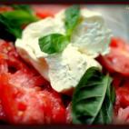 Se prepara con tomate y mozzarella y se adereza con hojas de albahaca fresca, aceite de oliva y sal gruesa. Éstos son los pasos para prepararla. 