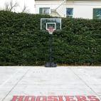 La familia Pence añadió este logo de la película 'Hoosiers' a su cancha de baloncesto.