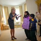 Jill Biden dirige un tour en su casa a unos alumnos de primaria de Washington, D.C. en 2009.