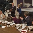 Los Biden celebrando la cena de Acción de Gracias con los miembros de sus servicio y sus familiares, el 23 de noviembre de 2009.