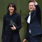 Cameron se muestra contento tras conocerse el resultado de las elecciones, en la puerta de la sede del Partido Conservador y junto a su mujer, Samantha.