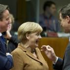 Cameron charla con la canciller alemana, Angela Merkel, y con el primer ministro holandés, Mark Rutte, durante una cumbre económica de la UE.