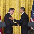 El presidente estadounidense, Barack Obama, estrecha la mano de Cameron tras una conferencia de prensa conjunta el 13 de mayo del 2013, en Washington.
