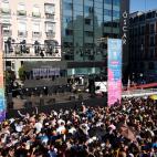 Cientos de personas se aglomeran en la madrile&ntilde;a plaza Zerolo.