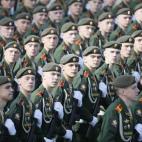 Veteranos, niños disfrazados, actuales militares... todos se han reunido en la Plaza Roja de Moscú.