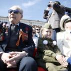 Veteranos, niños disfrazados, actuales militares... todos se han reunido en la Plaza Roja de Moscú.