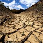 La presa seca de Pereiras, 275 kilómetros al sur de Lisboa, retratada el 24 de junio de 2005. La peor sequía de España y Portugal desde los años 40 alimentó la inflación y redujo el crecimiento económico en ambos países. En Marruecos, la...