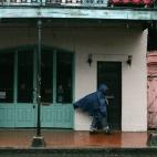 Un hombre camina por el Barrio Francés de Nueva Orleans, Louisiana, el 23 de septiembre de 2005. Fuertes lluvias y el viento comenzaron a azotar el estado al paso del huracán Rita por el Golfo de México, sólo tres semanas después de la deva...