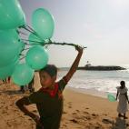 Un muchacho de Sri Lanka sostiene unos globos junto a otros niños antes de que la multitud los deje ir para concienciar sobre el agua, en un evento patrocinado por la Fundaciñón por el Bien, el 26 de diciembre de 2005 en Seenigama. El tsunami...