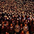 Miles de personas participan en una vigilia en el campus tecnológico de Virginia el 17 de abril de 2007. El estudiante de literatura Cho Seung-Hui, un surcoreano de 23 años, disparó a varios de sus compañeros y mató a 33 personas en la univ...