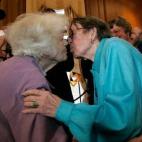 Una pareja de lesbianas, Del Martin (izquierda) y Phyllis Lyon (derecha), se besa tras ser proclamadas matrimonio por el alcalde de San Francisco, Gavin Newsom, en una ceremonia privada en el ayuntamiento de la ciudad el 16 de junio de 2008. Fue...