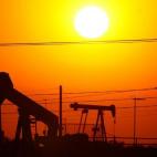 Pocos de petróleo al sur de Taft (California) extraen crudo para Chevron al amanecer del 22 de julio de 2008. La imagen refleja la crisis energética que caracterizó el 2008, cuando el precio del petróleo alcanzó los 100 dólares por barril ...