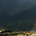 Un arcoiris brilla sobre las montañas de la región de Svanetia (Georgia) el 8 de septiembre de 2010. En lo alto del Cáucaso, un paisaje salvaje de picos cubiertos de glaciares, valles boscosos y pueblos formados alrededor de torres medievales...