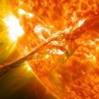 El 31 de agosto de 2012, un largo filamento de materia solar que planeaba sobre la atmósfera del Sol, la Corona, se disparó hacia el espacio a las 4:36 p.m. Esta foto apareció en la cuenta de Flickr del centro de vuelo de la NASA Goddard.