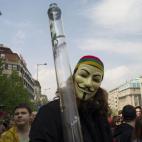 Un hombre enmascarado sostiene una tubería de agua durante una manifestación a favor de la legalización de la marihuana en la República Checa. el 4 de mayo de 2013.