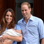 El príncipe Guillermo, duque de Cambride, y Catalina, duquesa de Cambride, posan con su hijo recién nacido frente a los medios al abandonar el ala Lindo del Hospital Saint Mary de Londres el 23 de julio de 2013.
