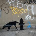 Una obra callejera del elusivo Banksy se exhibe en una pared en forma de graffiti, parte de su exhibición de un mes de duración en Nueva York el 3 de octubre de 2013, Better Out Than In.