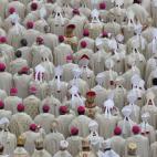 Los obispos asisten a la canonización de los papas Juan XXIII y Juan Pablo II en la catedral de San Pedro el 27 de abril de 2014 en la Ciudad del Vaticano. Dignatarios, jefes de Estado y realeza europea acudieron a la cita.
