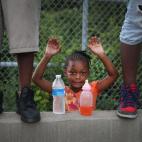 Gabrielle Walker, de 5 años, protesta por el asesinato del adolescente negro Michael Brown el 17 de agosto de 2014 en Ferguson, Missouri. A pesar de que la familia del joven pedía continuamente que las protestas fueran pacíficas, la violencia...