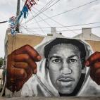 Un mural de Trayvon Martin adorna la fachada de un edificio en el barrio en el que Freddie Gray fue arrestado el 30 de abril de 2015 en Baltimore.
