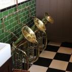 Los fans de la música se divertirán con estas trompas en el Bell Inn de Sussex, Inglaterra.