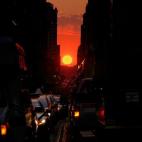 Dos veces al año la puesta de sol se alinea con el cuadriculado urbano de Manhattan. A este fenómeno se le llama Manhattanhenge, en honor a la alineación que ocurre en Stonehenge, en Inglaterra.

FOTO: Diana Robinson (Flickr)