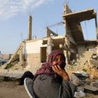 Una mujer palestina se sienta cerca de su casa, que según testigos fue destruida por los bombardeos israelíes durante una guerra de 50 días el verano pasado, en Khan Younis, al sur de la Franja de Gaza.