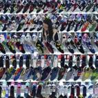 Una cliente compra zapatos en un centro comercial en Hefei, provincia de Anhui, China.