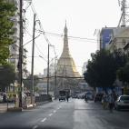 Ciudadanos caminan por Yangon, a la espera de noticias sobre el golpe.